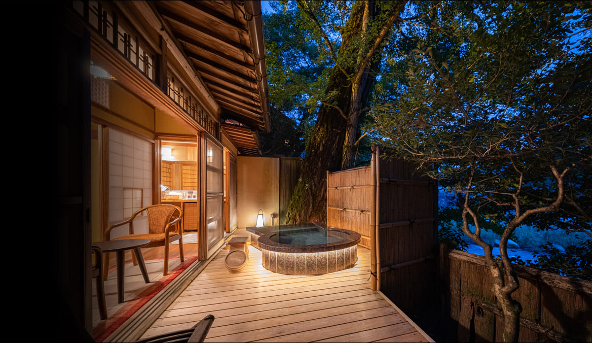 At Okutsuso, a ryokan with history of close to about 90 years of catering most hearty hospitality since 1927,we guaranty you such an exquisite experience.3 1/2 hours of bus ride from Kyoto to this secluded placewill never fail to satisfy you.